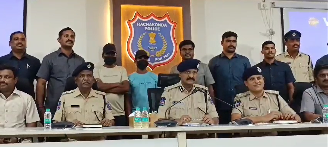 భువనగిరి SOT టీం 1.52 కోట్లు విలువ చేసే 10 లీటర్లు హాష్ ఆయిల్తో 2 ముఠా సభ్యులను అరెస్ట్ చేసింది. నిందితులు ఆంధ్రప్రదేశ్లో హాష్ ఆయిల్ రవాణా చేసి విక్రయిస్తున్నట్లు గుర్తించారు.