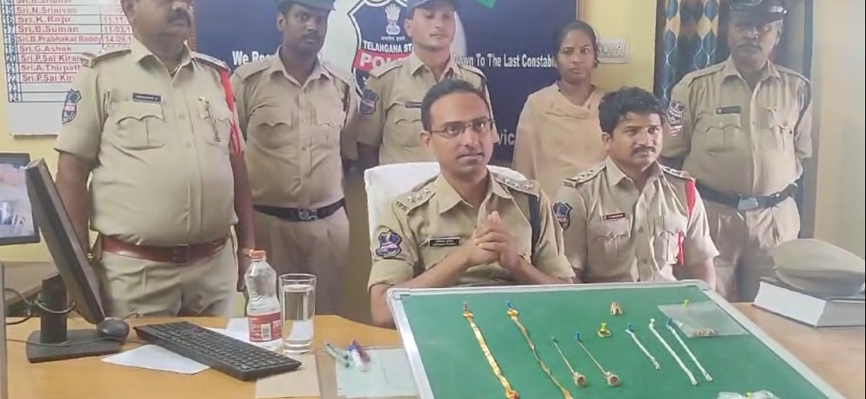 నిర్మల్ జిల్లా ముధోల్ మండల కేంద్రంలో రెండు రోజుల క్రితం సాయిమాధవ్ నగర్ లో జరిగిన దొంగతనని చేధించిన పోలీసులు. మీడియా సమావేశంలో వివరాలు వెల్లడించిన ఎఎస్పీ అవినాష్