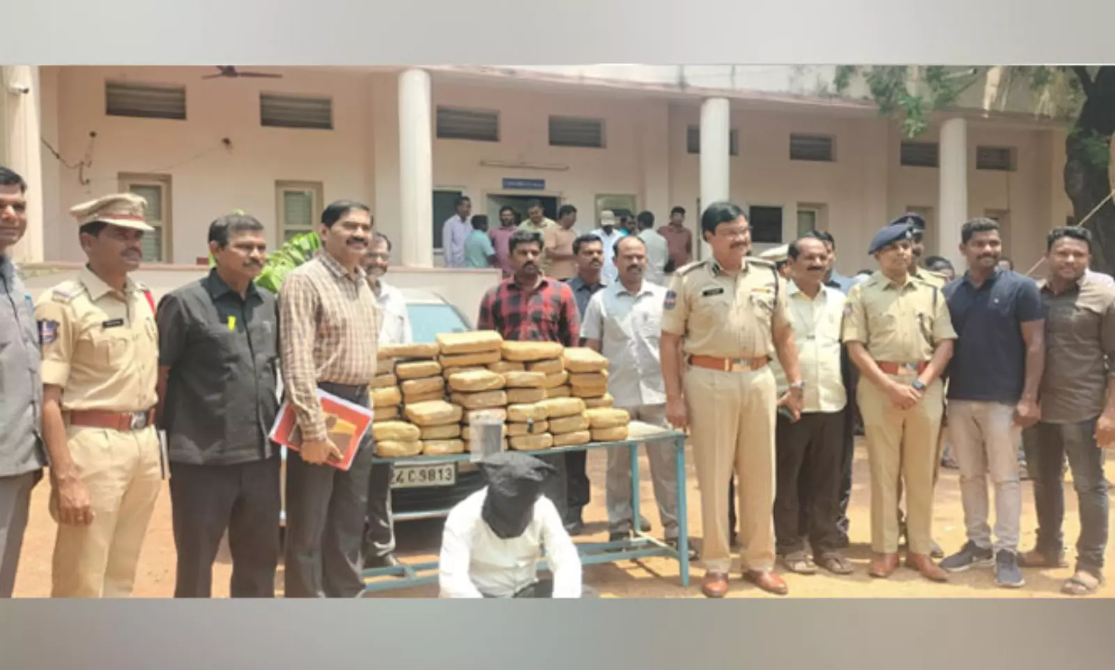 నిందితుడు 83.4 కిలోల గంజాయిని మహారాష్ట్రకు తీసుకెళుతున్నట్లు అధికారులు తెలిపారు. ఏవోబీ నుంచి మహారాష్ట్రకు తరలిస్తున్న ఈ సరుకు విలువ సుమారు రూ.33.50 లక్షలు ఉండొచ్చని తెలిపారు.