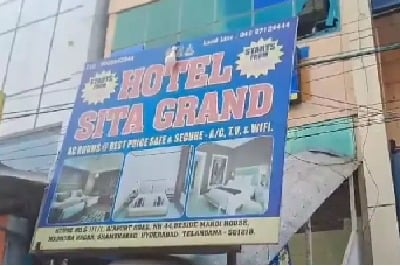 హైదరాబాద్‌లో ఓయో రూమ్‌లో హిడెన్ కెమెరాలతో జంటలను బ్లాక్ మెయిల్ చేస్తున్న హోటల్ యజమాని అరెస్ట్. ఫిర్యాదుతో పోలీసులు సితా గ్రాండ్ హోటల్‌లో సోదాలు చేసి కెమెరాలను స్వాధీనం చేసుకున్నారు.