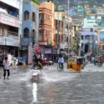 విజయవాడలో తీవ్ర అల్పపీడనం వల్ల కుండపోత వాన కురిసింది. రహదారులు జలమయం కావడంతో ట్రాఫిక్ తీవ్రంగా ఇబ్బంది పెడుతోంది. మొగల్రాజపురం వద్ద కొండచరియలు విరిగిపడి బాలిక మృతి, మరికొందరు శిథిలాల కింద చిక్కుకున్నారు
