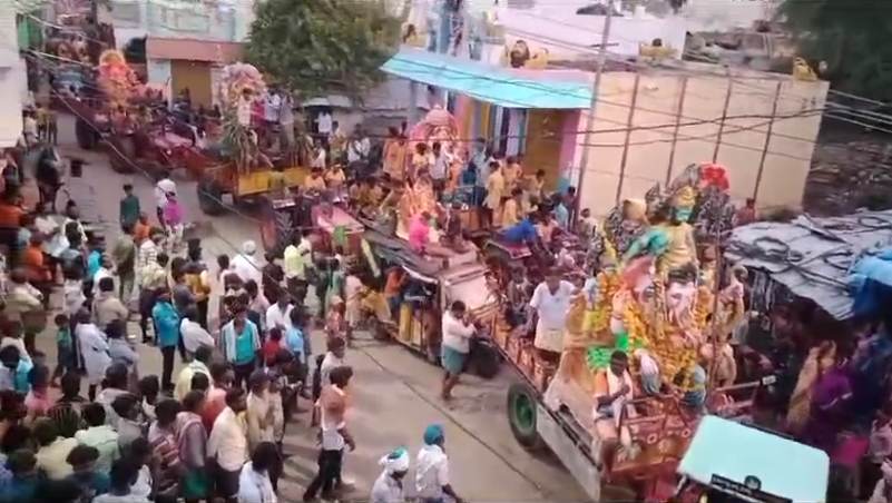 పెద్ద తుంబలంలో వినాయక స్వామి ఉత్సవాలు, డీజే, డోల్స్‌తో ఊరేగింపు జరిగింది. 9 గ్రామాల్లో నిమజ్జనం ఘనంగా, పటిష్ట భద్రతా ఏర్పాట్లతో నిర్వహించారు.