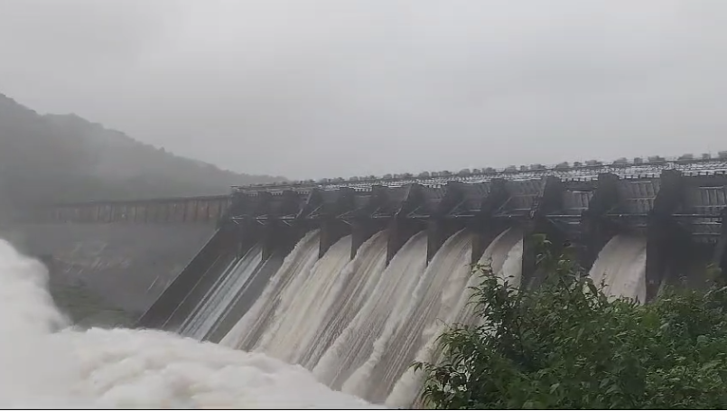 చింతూరులో భారీ వర్షాలతో సీలేరు నది ఉప్పొంగి, 7 గేట్లను ఓపెన్ చేసి 1.11 లక్ష క్యూసెక్కుల నీటిని విడుదల. ముంపు హెచ్చరికలు జారీ.