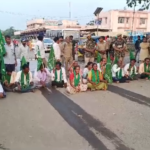 జైనూర్‌లో ఆదివాసి మహిళపై అత్యాచారం జరిగిన నేపథ్యంలో, బంద్ కొనసాగుతుంది. నిందితుడికి కఠిన శిక్ష డిమాండ్ చేస్తూ ఆదివాసి సంఘాల ఆందోళన.
