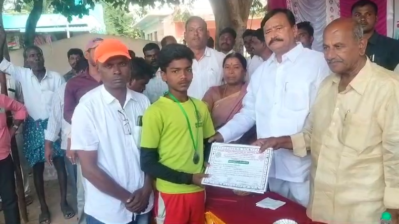 హిందూపురం ఎంపీ పార్థసారథి స్కూల్ గేమ్స్ ఫెడరేషన్ క్రీడా పోటీలను ప్రారంభించి, విద్యార్థులు క్రీడల్లో కూడా పేరు తెచ్చుకోవాలని సూచించారు.