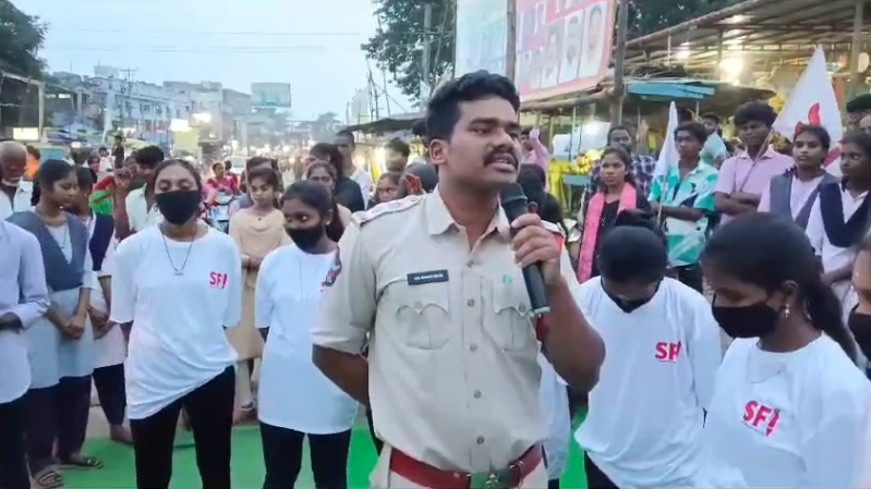 ఎస్ఎఫ్ఐ గర్ల్స్ కో కన్వీనర్ భారతి మహిళలపై అఘాయిత్యాల నివారణకు చట్టాలు రూపొందించాలని, విద్యార్థినులు వీధి నాటకాల ద్వారా అవగాహన కల్పించారు.