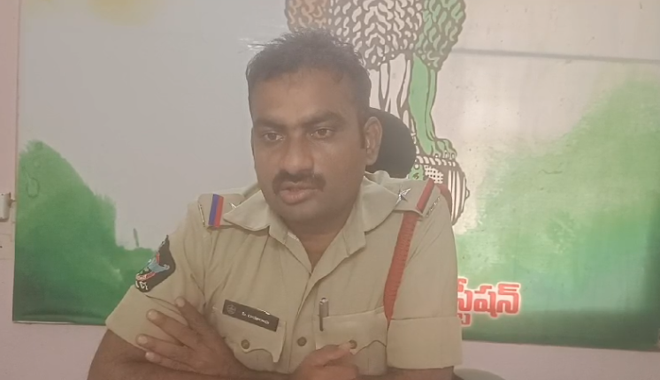 గొలుగొండ మండలంలో భూసామ్య వివాదం నేపథ్యంలో కత్తితో దాడి జరిగింది, ఇద్దరి చేతులకు తీవ్ర గాయాలు అయ్యాయి.