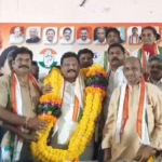 కోనసీమ జిల్లాలో కాంగ్రెస్ పార్టీ కొత్త నాయకత్వం డాక్టర్ బి.ఆర్. అంబేద్కర్ కోనసీమ జిల్లాలో కొత్త కాంగ్రెస్ పార్టీ అధ్యక్షుడిగా కొండేటి చిట్టిబాబును నియమించారు. ఈ సందర్భంగా ఘనంగా సత్కారాలు చేపట్టారు.