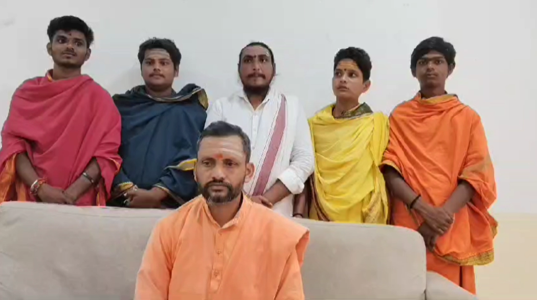 కామారెడ్డి జిల్లా కేంద్రంలో స్వామీజీ మాట్లాడుతూ, షార్ట్ ఫిల్మ్ 'లింగమర్మం'లో శివుణ్ణి అవమానించే సన్నివేశాలను వ్యతిరేకించారు. ధ్యాన మందిరం ప్రకటించిన సూత్రాలు హిందూ మనోభావాలను దెబ్బతీస్తాయని, వాటిని వెంటనే తొలగించాలని డిమాండ్ చేశారు.