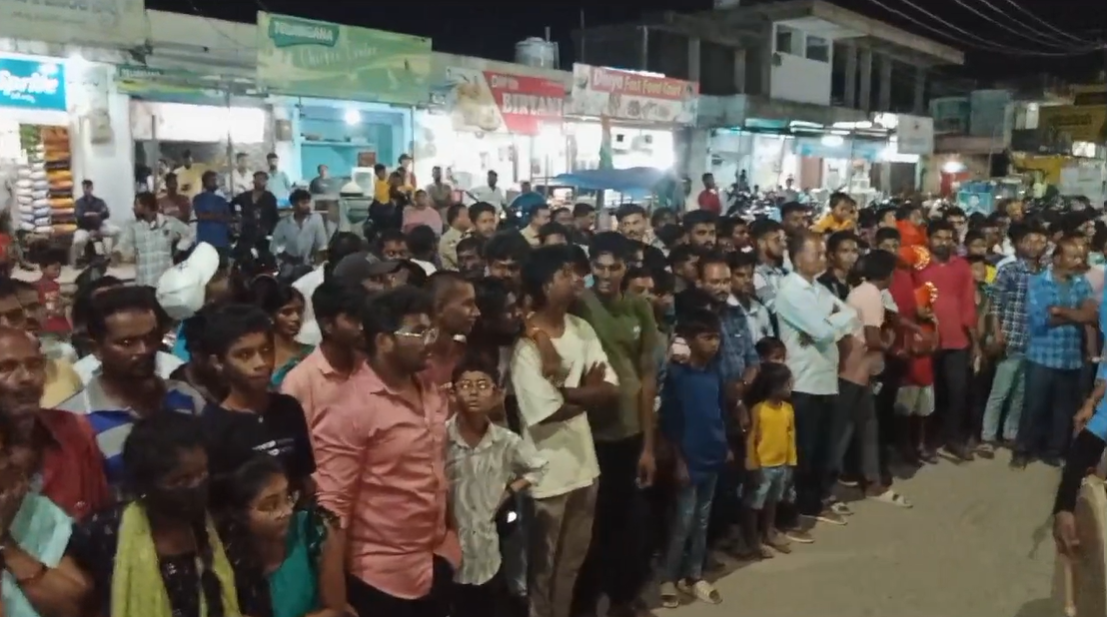 నిర్మల్ జిల్లా ఖానాపూర్ పట్టణంలో భజరంగ్ దళ్‌ ఆధ్వర్యంలో నిర్వహించిన గణేష్ శోభాయాత్ర ప్రత్యేక వాయిద్యాలతో అలరించి, భద్రత మధ్య జనం భారీ సంఖ్యలో తరలివచ్చారు.