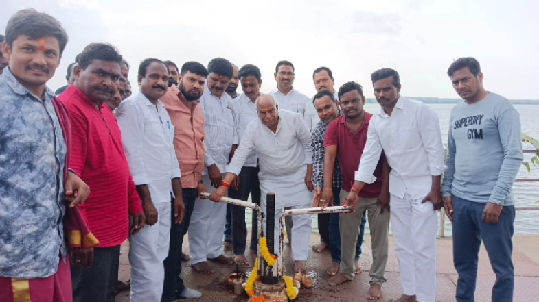 గడ్డెన్న వాగు ప్రాజెక్టు ద్వారా ఎమ్మెల్యే పవార్ రామారావు సాగునీటిని విడుదల చేశారు. రబీ సీజన్లో 10,000 ఎకరాలకు నీరు అందించాలనుకుంటున్నారు.