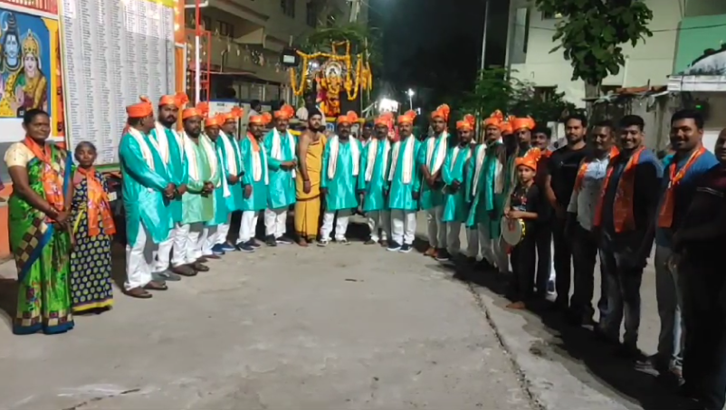 వరంగల్ నగరంలో లక్ష్మీ నగర్ తారకరామ పరుపతి సంఘం ఆధ్వర్యంలో ఘనంగా గణపతి శుభయాత్ర నిర్వహించారు. గత పది సంవత్సరాలుగా ఉత్సవాలను నిర్వహిస్తున్న ఉత్సవ కమిటీ భక్తిపరంగా శోభయాత్రను నిర్వహించి, గణపతి దేవుడి ఆశీస్సులు అందరికీ అందాలని కోరారు.