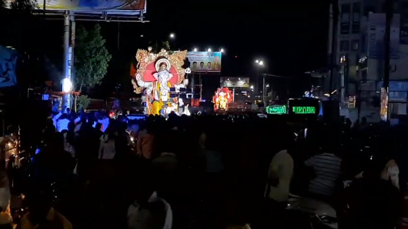 గణపతి నిమజ్జన వేడుకలు ప్రశాంతంగా ముగిశాయి. భక్తుల తాకిడితో నిర్మల్ పట్టణం కిక్కిరిసింది. పోలీసుల పటిష్ట బందోబస్తు, ఉత్సాహభరిత వేడుకలతో గణేశ్ నిమజ్జనం విజయవంతమైంది.