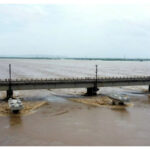 గోదావరి వరద పెరుగుదల, ప్రమాద హెచ్చరికలు తెలుగు రాష్ట్రాల్లో వర్షాలతో గోదావరి నీటిమట్టం 43 అడుగులకు చేరింది. భద్రాచలంలో మొదటి ప్రమాద హెచ్చరిక, రెండో హెచ్చరిక రానున్నా అవకాశం.