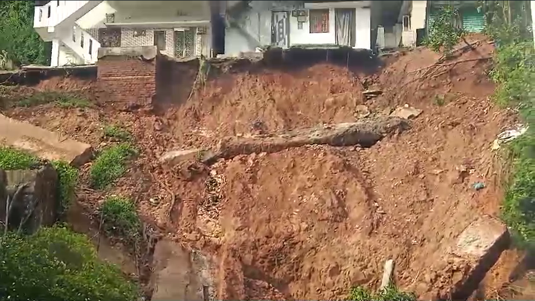 విశాఖ జిల్లా గోపాలపట్నం లో కొండ విరిగిపడి పలువురు నివాసికులు ఇబ్బందులకు గురయ్యారు.