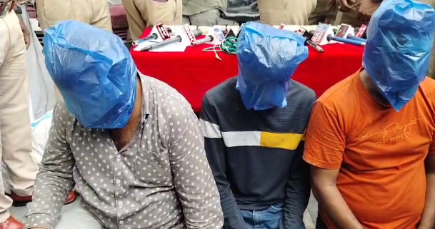 కర్నూలు జిల్లాలో కాపర్ వైర్ చోరీ కేసుల్లో నిందితులు నాగులదీన్నే బ్రిడ్జ్ దగ్గర అరెస్టు. 9 లక్షల నగదు, 25 కేజీల కాపర్, మినీ లారీ సీజ్.