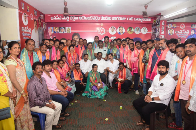 విశాఖ దక్షిణలో జర్నలిస్టుల డే సందర్భంగా, ఎమ్మెల్యే వంశీకృష్ణ శ్రీనివాస్, కార్పొరేటర్ డాక్టర్ కందుల నాగరాజు జర్నలిస్టులను సత్కరించారు. ఇళ్ల స్థలాల కోసం ప్రభుత్వ సహాయం అందించనున్నారు.