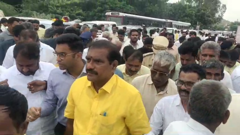 జలవనరుల శాఖ మంత్రి నిమ్మల రామానాయుడు మదనపల్లి నియోజకవర్గంలో పర్యటించారు. పుంగనూరు బ్రాంచ్ కెనాల్, చిప్పిలి ఎస్ ఎస్ ట్యాంకులు, కుప్పం బ్రాంచ్ కెనాల్ పనుల పరిశీలన జరిపారు