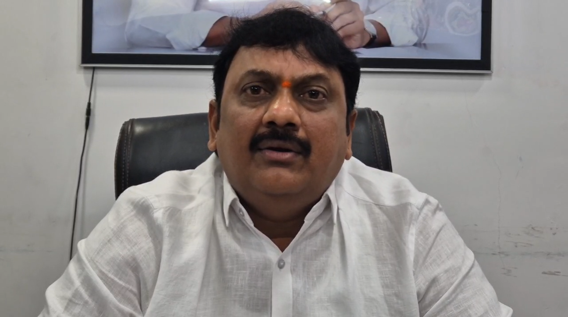 గత ప్రభుత్వం మంజూరు చేసిన ఇండోర్ స్టేడియాన్ని నర్సీపట్నంలోనే నిర్మించాలని మాజీ ఎమ్మెల్యే ఉమా శంకర్ గణేష్ విజ్ఞప్తి.