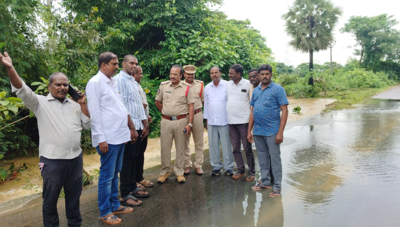 తుని నియోజకవర్గంలో వరద ముంపు ప్రాంతాల్లో అధికారుల, టిడిపి శ్రేణుల సహకారంతో ప్రజలను సురక్షిత ప్రాంతాలకు తరలించారు.