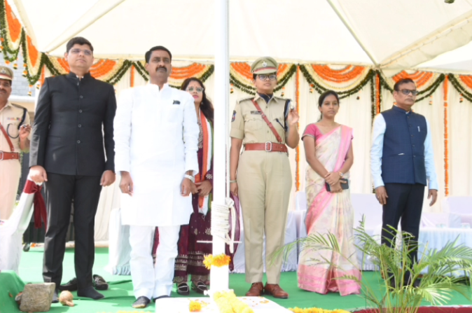 తెలంగాణ టూరిజం చైర్మన్ పటేల్ రమేష్ రెడ్డి జాతీయ పతాకం ఆవిష్కరించి, ప్రజా పాలన దినోత్సవ సందర్భంగా శుభాకాంక్షలు తెలిపారు. 1948లో తెలంగాణ ప్రజాస్వామ్య వ్యవస్థలోకి మారడం, సుస్థిర ప్రజాపాలన, అభయ హస్తం హామీలపై వివరాలు ఇచ్చారు.