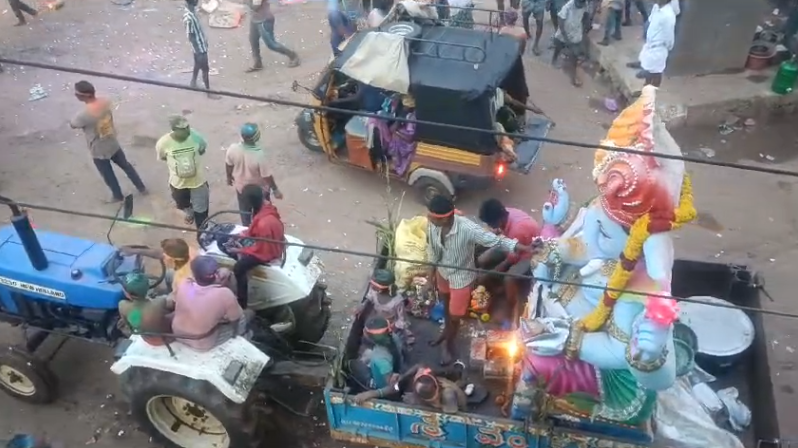 కడప జిల్లా దువ్వూరులో వినాయక నిమజ్జనం 3 వ రోజున పెద్ద ఎత్తున భక్తిశ్రద్దలతో, సాంస్కృతిక కార్యక్రమాలతో, బాణాసంచా, వేషధారణలతో ఘనంగా నిర్వహిస్తున్నాయి.