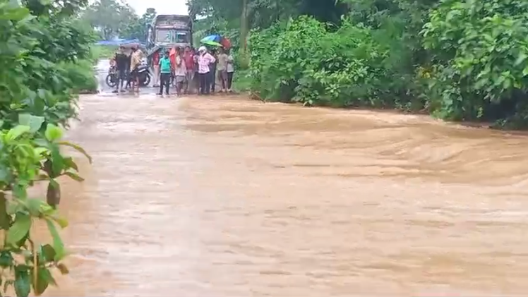 గన్నవరం వద్ద భారీ వర్షాల కారణంగా రాకపోకలు నిలిపివేసిన ఎస్సై రామారావు, ప్రజలను అప్రమత్తంగా ఉండాలని సూచించారు.
