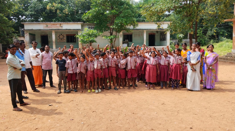 నిజాంపేట పాఠశాలలో 250 మంది విద్యార్థులకు ముగ్గురు ఉపాధ్యాయులు మాత్రమే ఉన్నారు. విద్యార్థులు మానవహారం నిర్వహించి, ఉపాధ్యాయుల నియామకానికి డిమాండ్ చేశారు. ప్రభుత్వంపై అసంతృప్తి వ్యక్తం చేశారు.