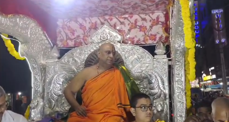 ర్నూలు జిల్లా మంత్రాలయం శ్రీ గురు రాఘవేంద్ర స్వామి మఠంలో పీఠాధిపతి శ్రీ సుబుదేంద్ర తీర్థులు 45 రోజుల చాతుర్మాస దీక్షను పూర్తి చేసుకున్నారు. దీక్ష విరమణ సందర్భంగా ప్రత్యేక పూజలు నిర్వహించబడగా, సిమోల్లంగన మహోత్సవం వైభవంగా జరుపబడింది.