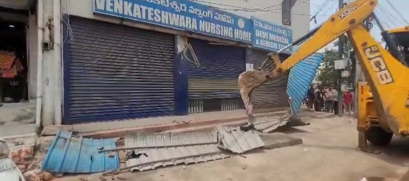 కాప్రా సర్కిల్ పరిధిలో అక్రమ పుట్‌పాత్ ఆక్రమణలను తొలగించి, పాదచారుల రవాణా సౌలభ్యం కోసం అధికారులు చర్యలు చేపట్టారు.