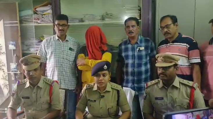 పార్వతీపురం మండలంలోని పెదబొండపల్లిలో పెళ్లి సంబంధం కోసం వచ్చిన అల్లుడు బంగారు నగలు చోరీ చేసాడు. పోలీసులు నిందితుడిని పట్టుకుని 16 తులాల నగలు స్వాధీనం చేసుకున్నారు.