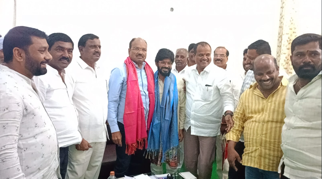 మహేశ్వరం నియోజకవర్గ కాంగ్రెస్ ఇన్ఛార్జి, మాజీ ఎమ్మెల్యే కిచ్చెన్నగారి లక్ష్మారెడ్డిని, బాలాపూర్ గణనాథుడి ఉత్సవ కమిటీ సభ్యులు కెఎల్ఆర్ క్యాంప్‌లో ఆహ్వానించారు. ఈ సందర్భంగా ఆయన ప్రత్యేక సందర్శనకు సంబంధించిన ఏర్పాట్లను చర్చించారు.