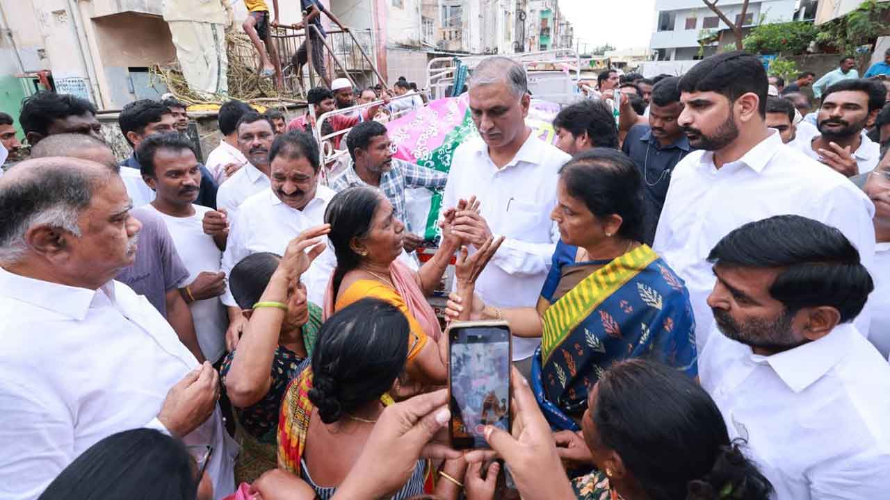 సిద్ధిపేట ఎమ్మెల్యే హరీష్ రావు, బీఆర్ఎస్ ఎంపీలు, ఎమ్మెల్యేలు, ఎమ్మెల్సీలు వరద బాధితులకు ఒక నెల జీతం విరాళం ప్రకటించారు.