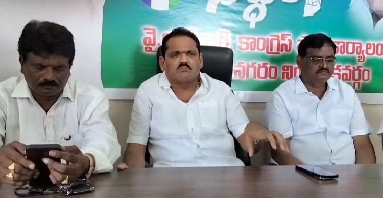 గజపతినగరం వైయస్సార్ పార్టీ కార్యాలయంలో బొత్స అప్పలనరసయ్య, చంద్రబాబుకు సిబిఐ దర్యాప్తు సవాలు విసిరారు. వంద రోజుల పాలనను చెత్తగా అభివర్ణించారు.