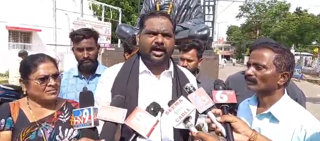 కర్నూల్ కలెక్టరేట్ ఎదుట ఎమ్మార్పీఎస్ఎస్ ఆధ్వర్యంలో ధర్నా చేపట్టిన బోండిమడుగుల రమేష్, గోవిందమ్మపై జరిగిన దాడికి న్యాయం చేయాలని, 307 సెక్షన్ నమోదు చేయాలని డిమాండ్ చేశారు.