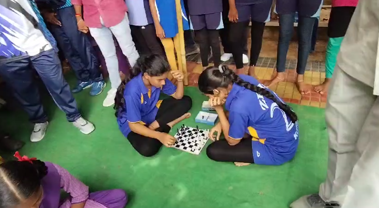 శృంగవరపుకోట నియోజకవర్గంలో స్కూల్ గేమ్స్ ఫెడరేషన్ క్రీడా పోటీలు ప్రారంభమయ్యాయి. MLA లలిత కుమారి ముఖ్య అతిథిగా పాల్గొన్నారు.