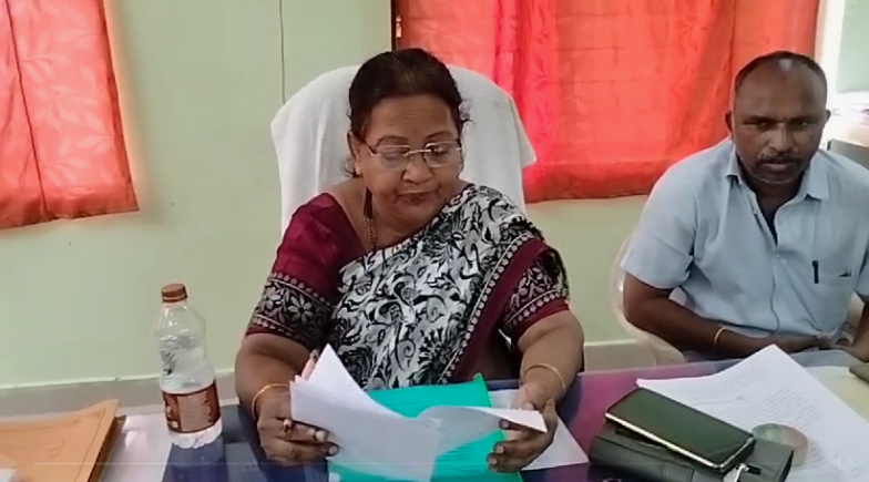 విజయనగరం మెంటాడలో ఎంపీడీవో ప్రమీల గాంధీ, వరద కారణంగా గ్రామాలలో పర్యటించి, సంత రద్దు నిర్ణయం తీసుకున్నారు. వాగులను ప్రమాదంగా పేర్కొని జాగ్రత్తలు తీసుకోవాలని సూచించారు.