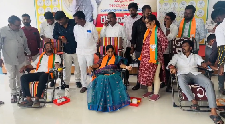 భారతీయ జనతా పార్టీ సంగారెడ్డి జిల్లా అధ్యక్షురాలు శ్రీమతి గోదావరి అంజి రెడ్డి నేతృత్వంలో, బిజెపి యువమోర్చా ఆధ్వర్యంలో నరేంద్ర మోడీ 74వ పుట్టినరోజు సందర్భంగా రక్తదాన శిబిరం ఏర్పాటు చేయబడింది. 70 మంది యువకులు రక్తదానం చేసిన ఈ కార్యక్రమం, అత్యవసర పరిస్థితుల్లో రక్తం అందించటానికి ఉద్దేశ్యంతో జరిగింది.