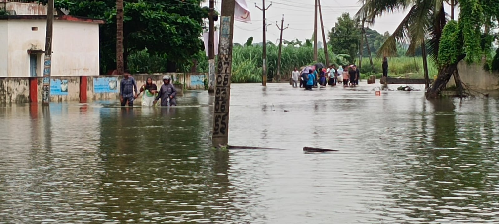 తుఫాను వలన రేగిడి మండలంలో వరద, పంటలు ముంపు. టిడిపి నాయకుల పర్యవేక్షణలో బ్రిడ్జి శుద్ధి, ప్రజలకు అప్రమత్తంగా ఉండాలని హెచ్చరిక.