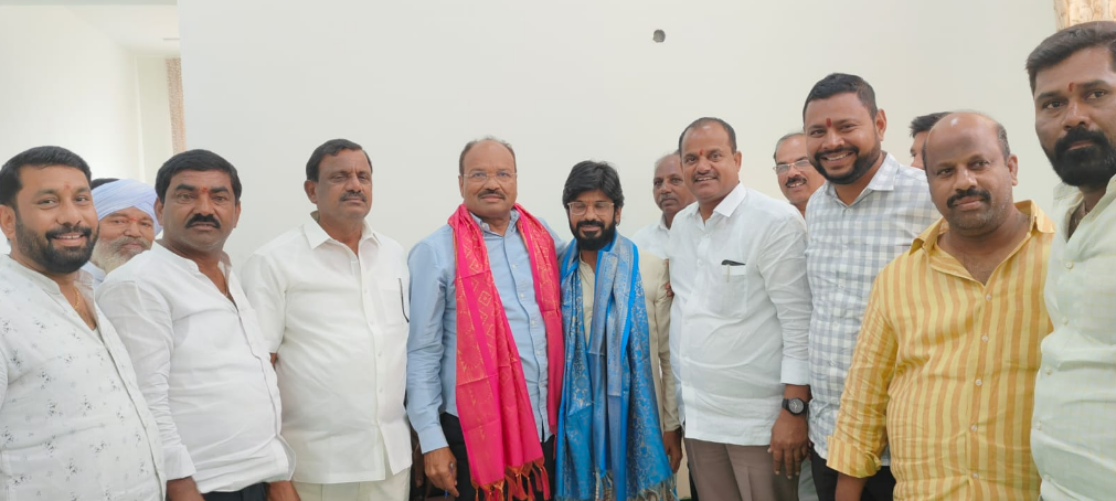 మహేశ్వరం కాంగ్రెస్ ఇన్ఛార్జి కిచ్చెన్నగారి లక్ష్మారెడ్డి, 12న ఐటీ మంత్రితో బాలాపూర్ గణపయ్యను దర్శించాలన్నారు. ఉత్సవ కమిటీని ప్రశంసించారు.