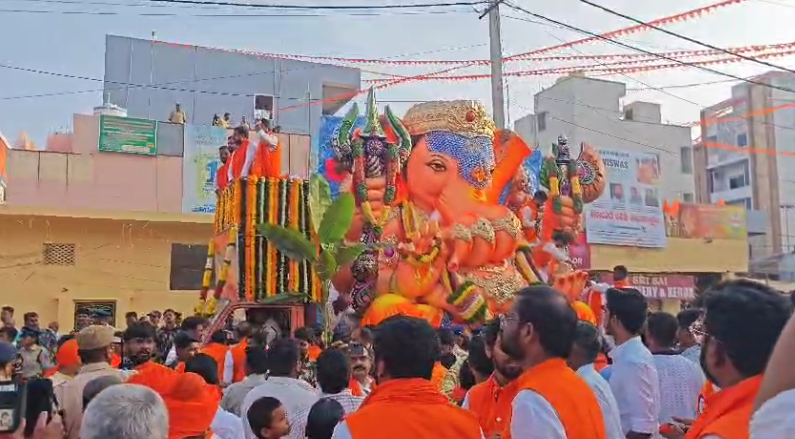 భాజపా నాయకుడు కోలన్ శంకర్ రెడ్డి, 30 లక్షల రూపాయలకు బాలాపూర్ లడ్డును కొనుగోలు చేసి, ప్రధాన మంత్రి నరేందర్ మోడీకి అంకితం చేస్తానని ప్రకటించారు. ఈ లడ్డూ తనకు లభించడం స్వామి వారి ఆశీస్సులు అని ఆయన తెలిపారు.