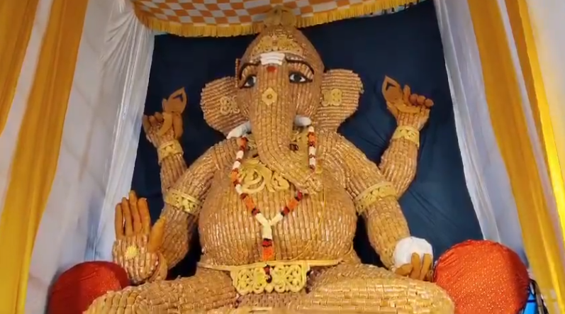 విశాఖలో 74 అడుగుల బెల్లం వినాయక విగ్రహాన్ని 20 టన్నుల బెల్లంతో ఏర్పాటు చేశారు. 21 రోజులపాటు పూజలు నిర్వహిస్తారని కమిటీ తెలిపింది.