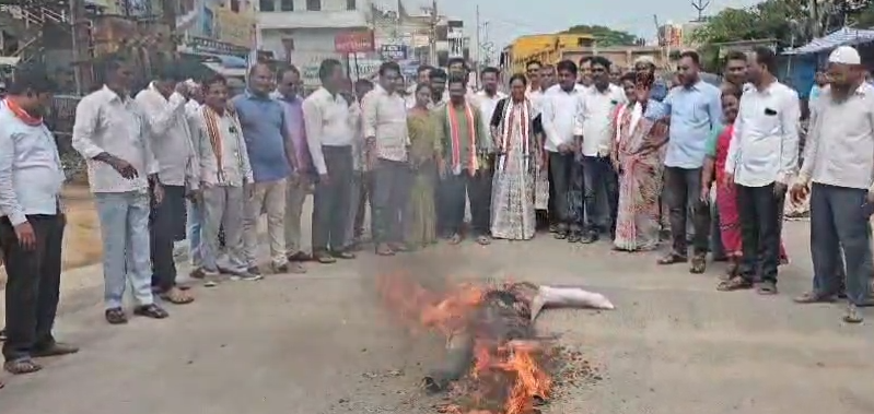 ఖానాపూర్ ఎమ్మెల్యే వెడ్మ బొజ్జు పటేల్ రాహుల్ గాంధీపై భాజపా నేతలు చేసిన అనుచిత వ్యాఖ్యలపై తీవ్ర విమర్శలు చేశారు. బిజెపి నేతలపై చర్యలు తీసుకోవాలని డిమాండ్ చేసి, కాంగ్రెస్ పార్టీ మద్దతు చెల్లించే స్పష్టం చేశారు.