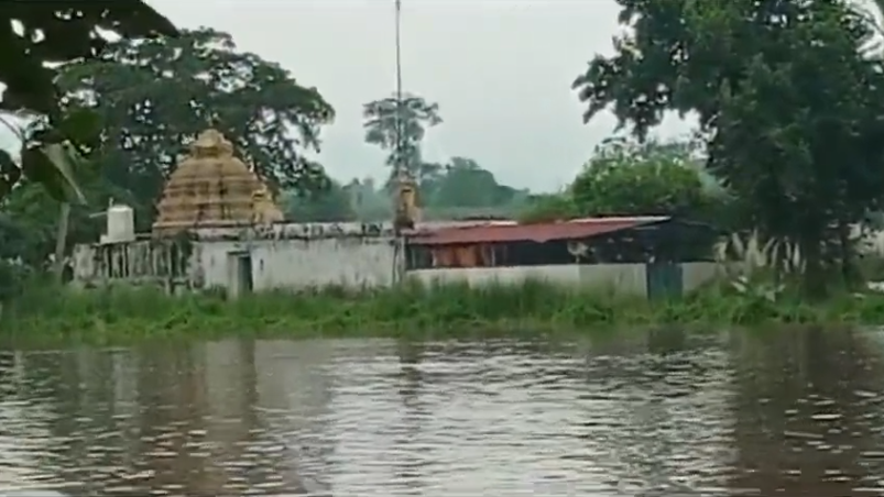 కొమరాడ మండలం గుంప శ్రీ సోమేశ్వర ఆలయాన్ని వరద నీరు చుట్టుముట్టింది. అధికారులు తగిన చర్యలు తీసుకోవాలని పూజారులు కోరుతున్నారు.