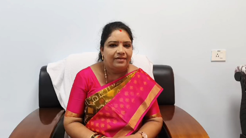 మంత్రి గుమ్మిడి సంధ్యారాణి తిరుమలలో నాగిని నృత్యాలు వేసిన వీడియోపై వివరణ ఇచ్చారు. విజయవాడలోని నివాసంలో సెలబ్రేట్ చేసిన దినం నుండి వీడియో వైరల్ అయ్యింది. మంత్రి ఈ ఘటనపై వివరణ ఇచ్చి, వీడియో వైరల్ చేసిన వారిని భగవంతుడు శిక్షిస్తారని అన్నారు.