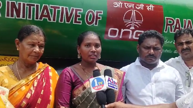 బోడసకుర్రులో మంచినీళ్ల కొరత తీర్చేందుకు ఓఎన్జిసి ప్రతినిధులు ట్యాంకర్ ను విడుదల చేశారు. గ్రామంలో నీటి సమస్యపై సర్పంచ్ కృతజ్ఞతలు తెలిపారు.