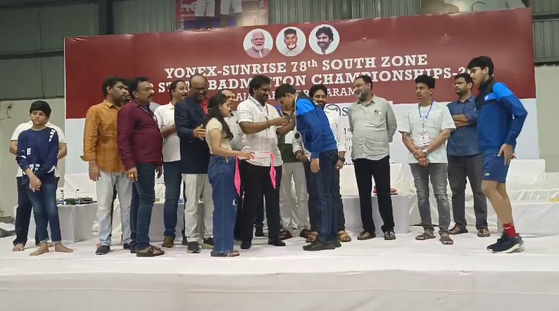 78వ సౌత్ జోన్ ఇంటర్ స్టేట్ బ్యాట్మింటన్ ఛాంపియన్షిప్ విజేతలకు ఎమ్మెల్యే ఆదిరెడ్డి శ్రీనివాస్ బహుమతులు అందజేశారు. క్రీడలపై ప్రోత్సాహం.