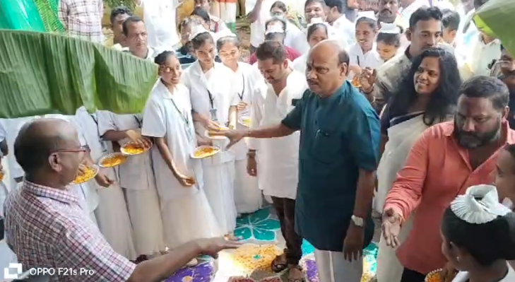 నర్సీపట్నం ఏరియా ఆసుపత్రిని స్పీకర్ అయ్యన్నపాత్రుడు, కలెక్టర్ విజయకృష్ణన్ సందర్శించారు. రోగుల పరామర్శ, అన్నా క్యాంటీన్ ప్రారంభం, పేదవారి కోసం క్యాంటిన్లు ఏర్పాటు అంశాలు చర్చించారు.