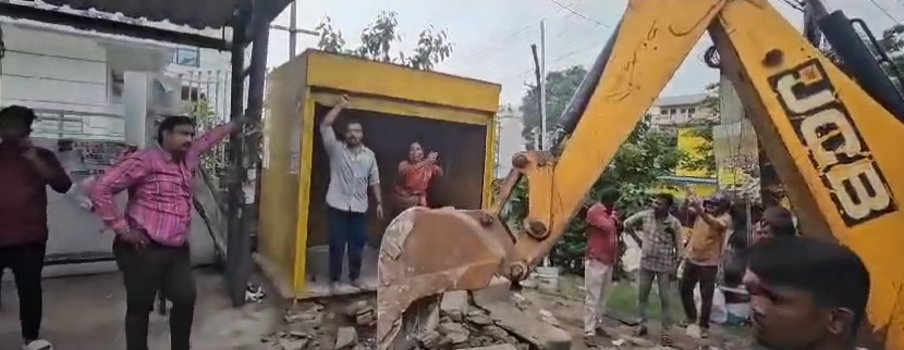 ఉప్పల్లో అమ్మ ఒక ప్రాధమిక ఆర్థిక కష్టంతో రోడ్డు పక్కన నిలబడి ఉంది. ఆమె రోదనతో ప్రజలు ఆందోళన చెందుతున్నారు, సీఎం కేసీఆర్ పై అభిప్రాయాలు వ్యక్తం చేస్తున్నారు.