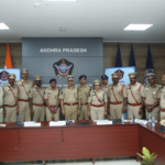 ఎస్బీఐ దోపిడీ కేసును చేదించిన పోలీసులకి ABCD అవార్డు Police officers who solved the Uttarakanchi SBI robbery case, recovering 2.5 kg gold and ₹5 lakh, were awarded by DGP Dwarka Tirumala Rao for their exemplary work.